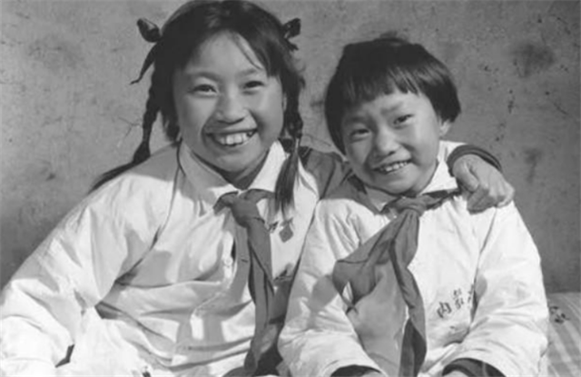 56年前，在暴雪中保护羊群，落下残疾的姐妹花，如今过得怎样