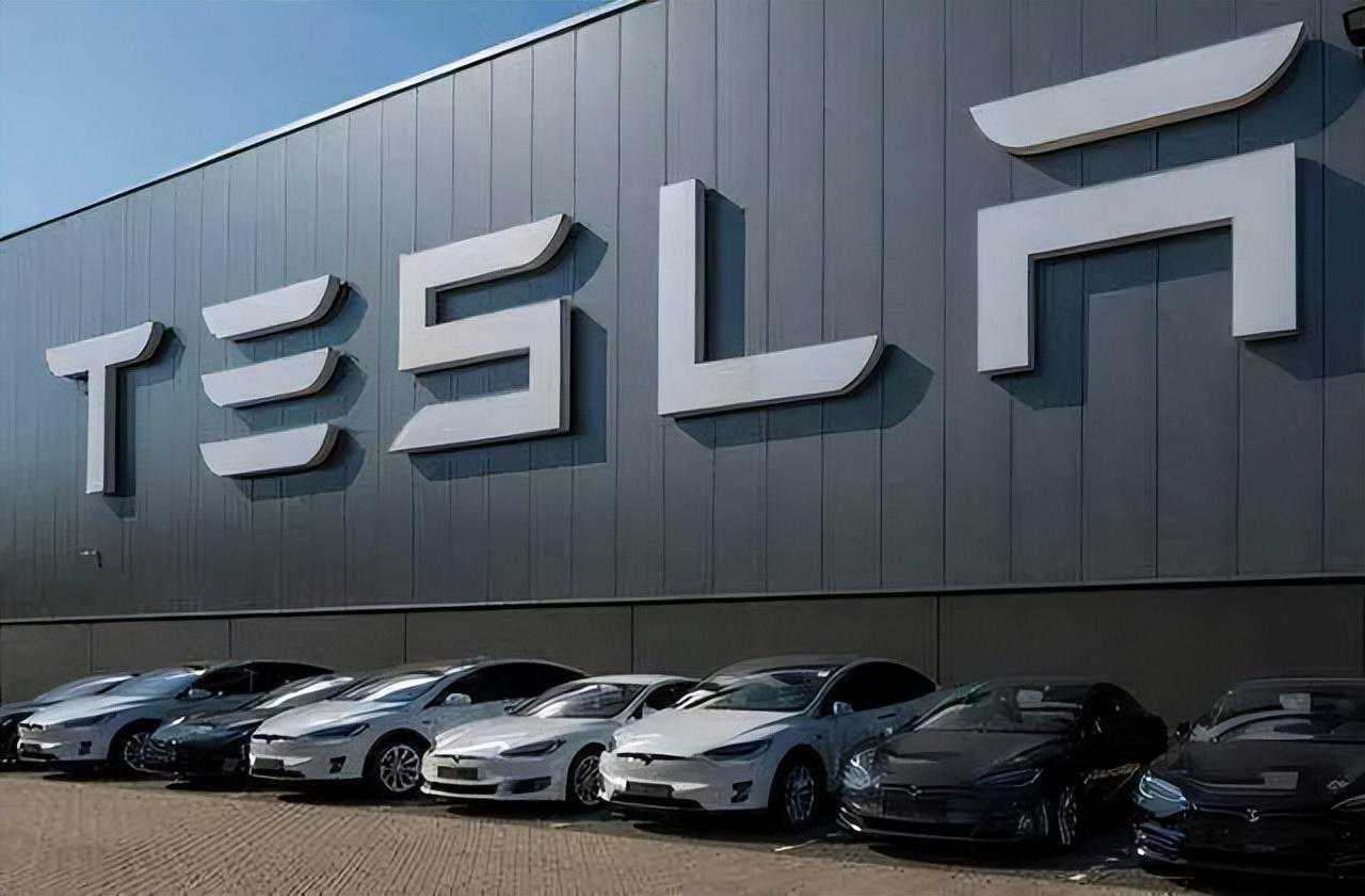 瑞幸辟谣“不招聘上海人”；钟薛高创始人林盛被限高；特斯拉中国Model Y、S、X全系降价