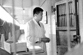 帮落马官员及其妻子相互传话，湖北一狱医获刑