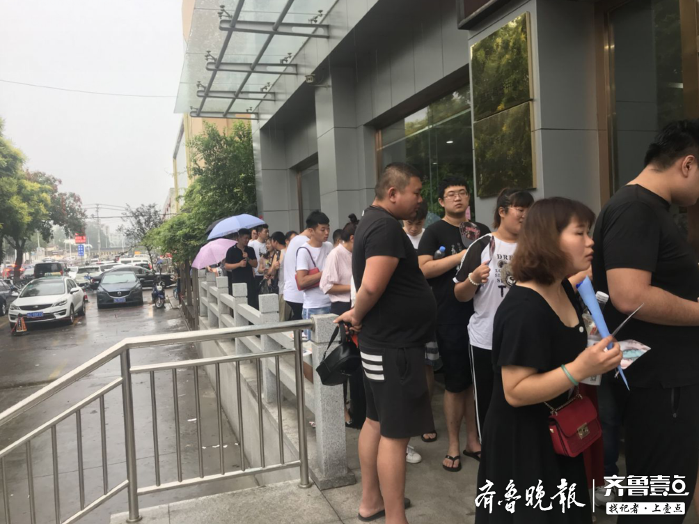 你脱单了吗？七夕新人扎堆领证，凌晨排队只为抢“头彩”