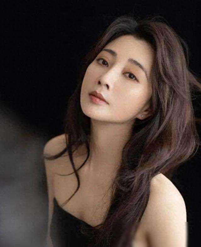 45岁女演员活得像20岁，豪车轮流开如何做到的？