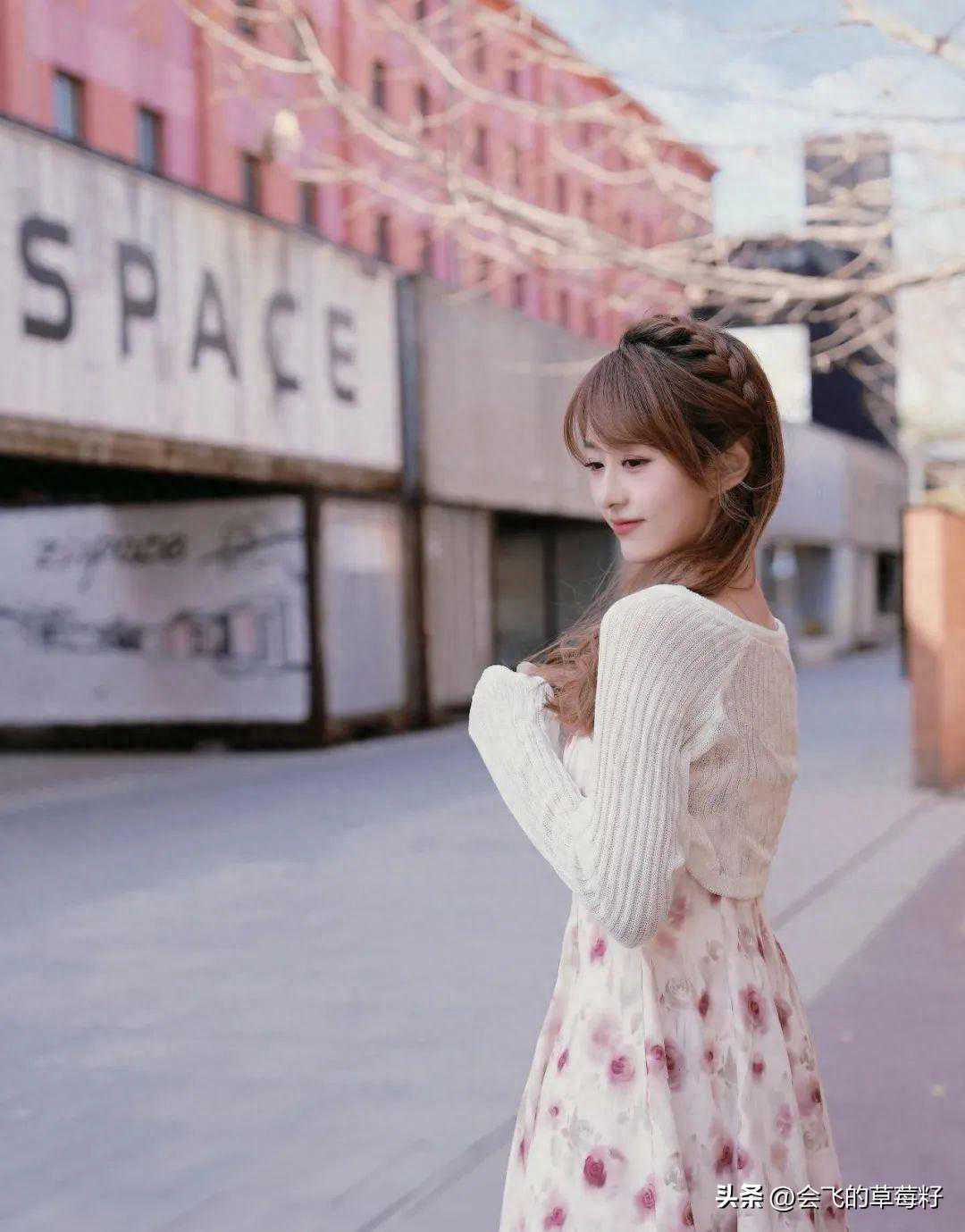 青春美女：街头靓丽写真